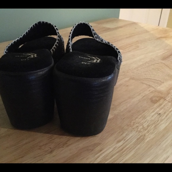 White Mountain Black Leather Slides 7M - Picture 4 of 4